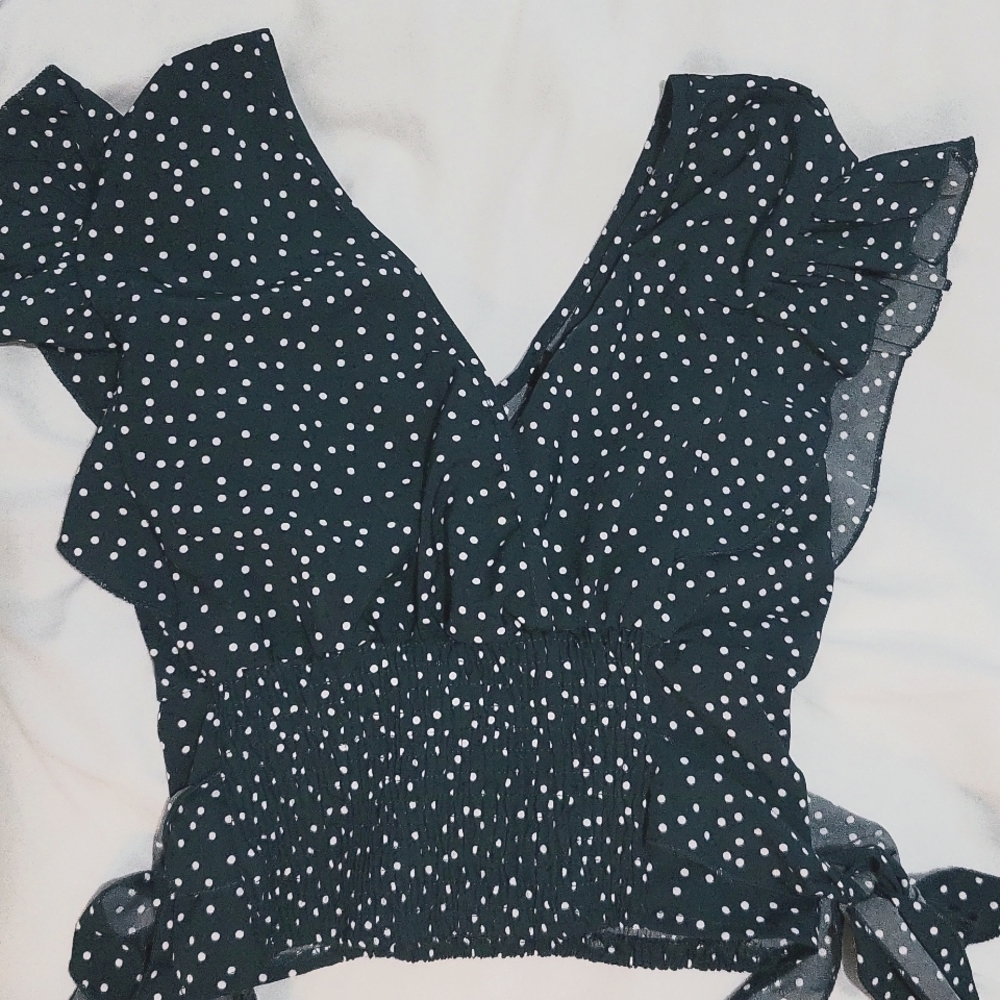 SHEIN Polka dot V-neck crop with ruffled sleeves